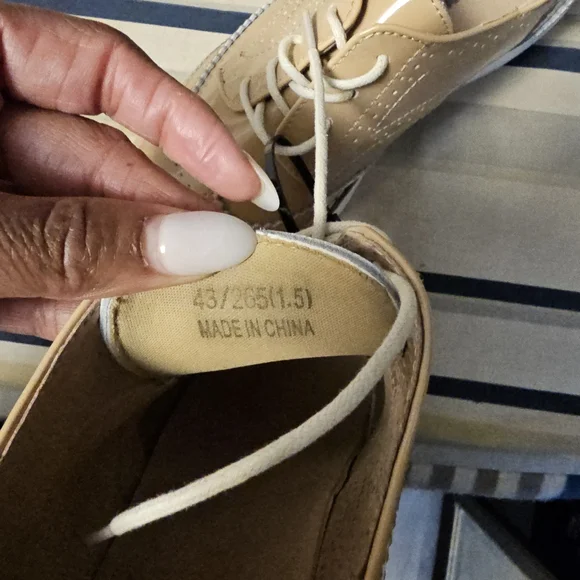 Size 11 tan shoes - Picture 4 of 5